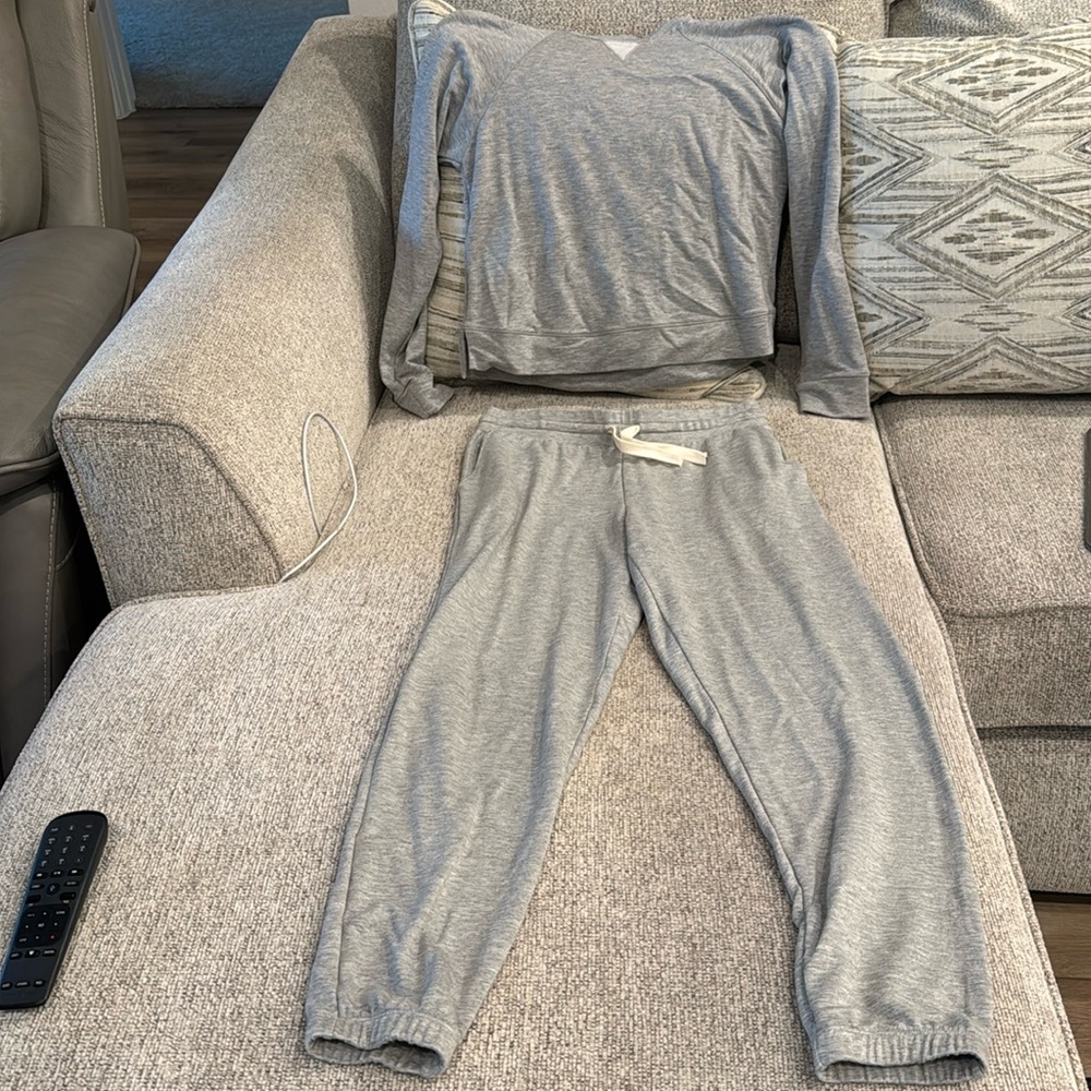 Lively very soft sweat suit. Wore once